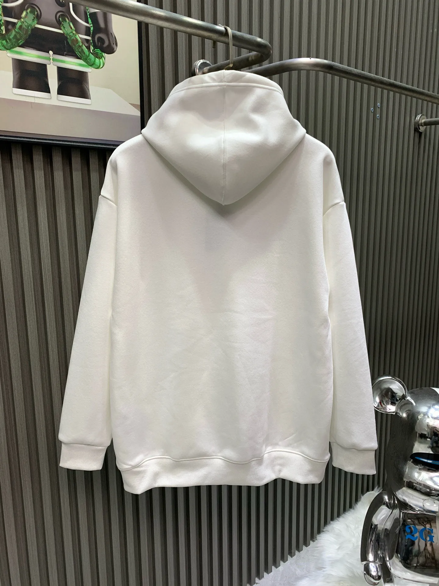 🅿️280 🀄️ Louis Vuitton 1v25ss new autumn and winter printed hooded sweatshirt 400 grams of pure cotton ➕ silver fox velvet This hooded round-neck sweatshirt follows the transatlantic journey of this series and celebrates the art of travel with distinctive elements. Cotton blended knitting presents the Damier pattern. The intarsia logo outlined by Yingze yarn is like a luggage tag. High-viscosity cotton material woolen fabric High-count cotton added Dry and avoids stuffiness. Light luxury. A must-have item for daily commuting for men and women. Correct version. Welcome to compare.